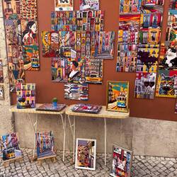 Dzieła pop-sztuki przed katedrą