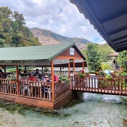 Pavillon auf dem Wasser