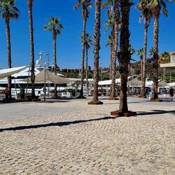 Promenade. Mit Superyachten, Restaurants (und Deichmann 😀)