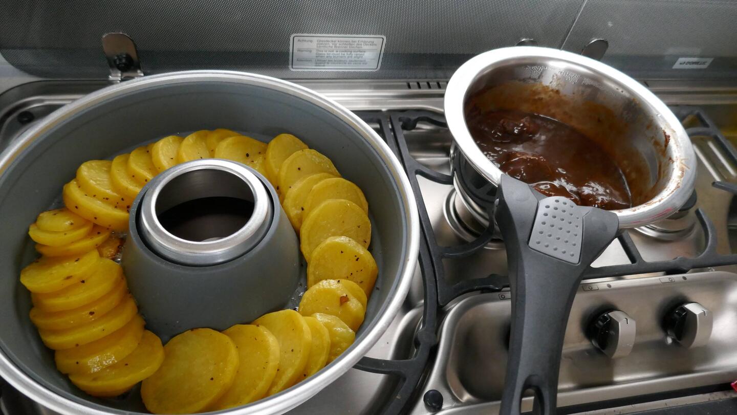 Wildgulasch aus der Pfalz mit Schichtkartoffeln