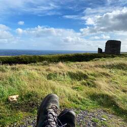 Ausblick könnte schlechter sein. Die Burgruine ist wegen des Windes aber nicht begehbar