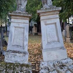 De oude begraafplaats. Soms komen de stenen van geliefden vanzelf weer naar elkaar .