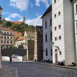 De studenten zitten hun erfgoed te tekenen