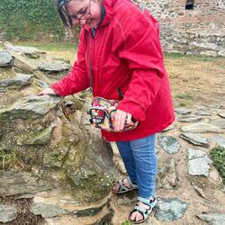 Dank Physiotherapie wird Anna gleich todesmutig von der Treppenstufe springen...