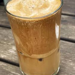 Langsam kommen wir auf den Geschmack: Für uns ist es noch kein kalter Kaffee: Frappé.