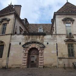 Das alte Tor gehört zu diesem Haus