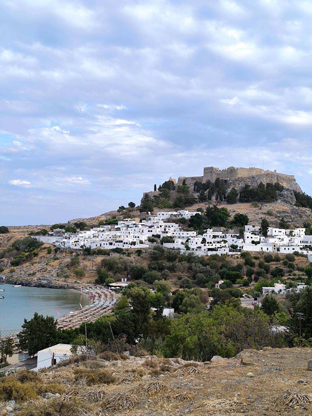 Akropolis mit Lindos und Badebucht