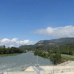 Die Rhone und einige Berge der Voralpen im Hintergrund