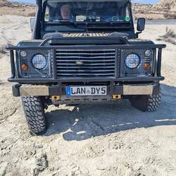 Der Landy kraxelt problemlos über die Sandhaufen
