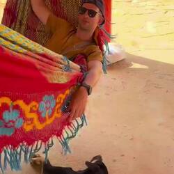 Con la partecipazione degli ospiti speciali (venuti a svegliarci) a fine video