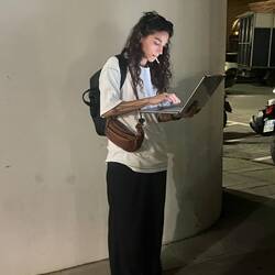 Die wunderbare Francesca, Pressesprecherin des Festivals bei der Arbeit. 🤣