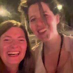 Engländerin, die in der Schule mal deutsch gelernt hat. Wir haben geübt. 🤣