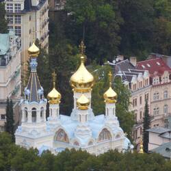 Die fünf goldenen Kuppeln vom Berg aus gesehen.