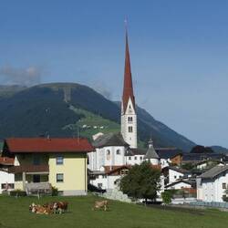 En af de slanke, spidse kirketårne