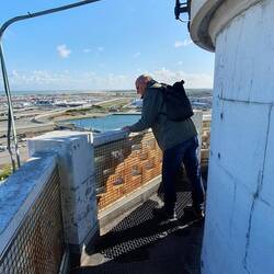 Mein Schatz wagt einen Blick nach unten