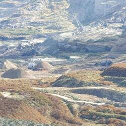 Unten arbeiten die Bagger.