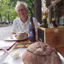 Knoflooksoep in brood