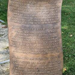 Bij het beeld van Sint Elisabeth