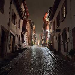 Pilgrims go to bed early, the streets were almost deserted at 20:30.
