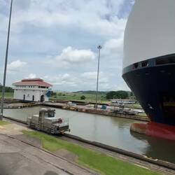 Dieses Schiff Kommt mit 5000 autos von Philadelphia, zahlt ca 350.000usd.