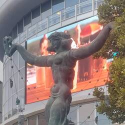 Alte Denkmäler aus UDSSR Zeiten treffen auf moderne Flatscreens