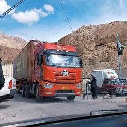 Ein chinesischer Truck darf schon mal durch.