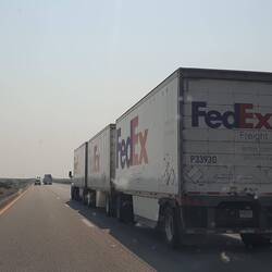 Truck mit 2 Anhängern bei ca. 110 km/h