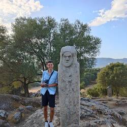 Interessierter Luki und der grimmige Schwert-Menhir🗿
