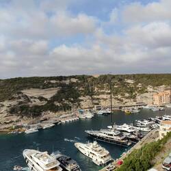 Bonifacio scheint auch ein beliebtes Ziel für Luxus-Yachten zu sein ⛵✴️