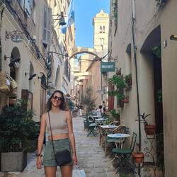 Ein zufriedenes Naschi in den Gassen von Bonifacio ☀