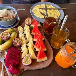 Und das gigantische Frühstück immer mal Früchte und dann tolle Nudelsuppe