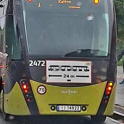 Nahverkehr in Trondheim - sehr trendy. Man achte auf die Länge