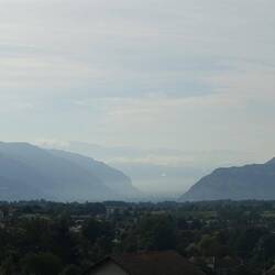 Zwischen den hohen Bergen beginnt das Tal, in dem auch Grenoble liegt