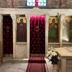 VIP-Lounge. Hier verschwinden die Meßdiener zur Privataudienz in der Bischofsloge.