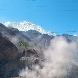 Staub von Straßenbauarbeiten mit dem ruhenden Rakaposhi