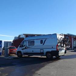 Die in Kiruna vergessene Aufnahme von Diesel wird kurz vor der Grenze an einem Supermarkt nachgeholt