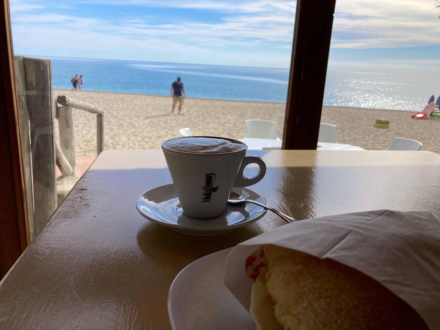 Ein Letzter Cappuccino Nähe Campingplatz, dann ging's weiter zum Torre di Bari...