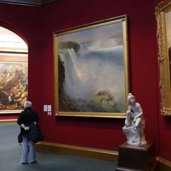 Bärbel guckt nach den "Niagarafälle" von Frederic Edwin Church