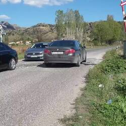 Die Autos müssen halbe Schrittgeschwindigkeit fahren.