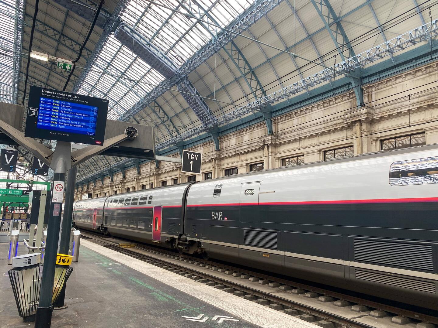 Train to Arcachon leaving at 10:04 - on time