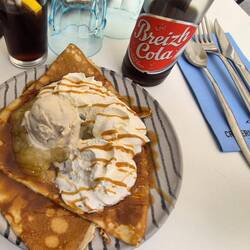 Crepe mit Apfelmus, Karamelleis und Sahne und Breizh-Cola (Bretagne).