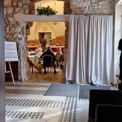 Zicht op de eetzaal naast de entree