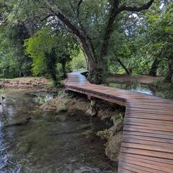 Über schön angelegten Stege entlang an vielen kleinen Wasserfällen