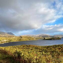 Land der Regenbögen und Schlossruinen