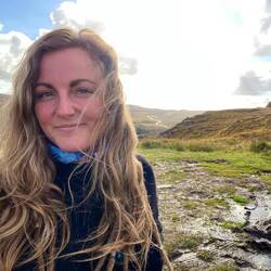 Hinter mir die "Linie" in der Landschaft ist die Straße