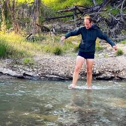 Arons Angelhaken blieb am Gestrüpp auf der anderen Uferseite hängen und er musste barfuß rüber