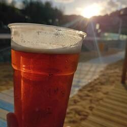Kellerbier aus San Sebastian genannt "1870" im Sonnenuntergang am Strand