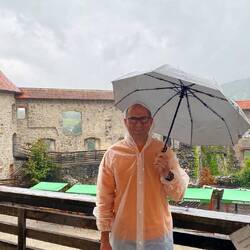 Auf dem Weg zur Terme haben wir noch eine Burg entdeckt - kurze Besichtigung bei Regen