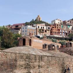 Unter diesen Kuppeln sind die Schwefel Bäder. Ein mega Erlebnis. Alles uralt und das Wasser heiß!