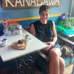 Es regnet. Also Kaffee & Kuchen bei Turbo Burger- Wohnzimmer Athmosphäre